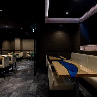 シックな椅子と、腰かけた時に座り心地のいい片側ソファのテーブル席。