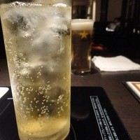 博多もつ鍋 やま中 赤坂店 - あたしは梅酒　後輩ちゃんはシャンディーガフ