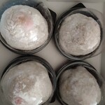 四季の餅 あめこ - いちご大福（350円税込）　白あんです