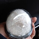 四季の餅 あめこ - 手のひらと比較すると大きさがわかりますが、かなり大きめです