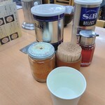 坂内食堂 - テーブル調味料