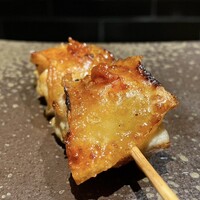 YAKITORI 燃 es - 押岡地鶏 振り袖 熟成かんずり
                パリッと焼き上がった鶏皮の食感とジューシな焼き上がり、かんずりのピリリとしたわずかな辛みが重なり、さっぱりとした肉質でありながら旨味がこんなにも豊かに味わえるのです！