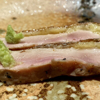 YAKITORI 燃 es - 押岡地鶏もも肉炭火焼き
                しばらく前から沼能さんが扱うようになった、〝押岡地鶏〟もも肉の炭火焼き、この香ばしさに思わず声をあげそうになります、旨いっ！！