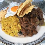 199296428 - 目玉焼きとパパダン（豆粉の揚げせんべい）を載せたスリランカカレー（マトン）のライスセット