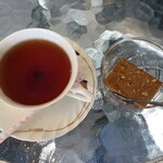 シーギリカフェレストラン & バー - 紅茶（サービス）とワタラッパン（メニュー名 ランカプリン）