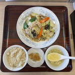 ぎょうざの満洲 - 料理写真:肉野菜炒め＋玄米小盛スープ付き