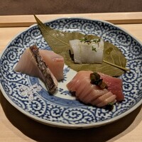 飯倉 からき - 鰆は皮目を備長炭で直焼きしてて、これ定番ながらに大好きです♡マグロは蛇腹かな？これもまた馬(ᐛ   )