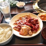 焼肉ぐりぐり家 - お肉のおかわりは出来ませんが、かなりのボリュームがありますね。