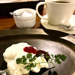 エルフリオ - セットの紅茶とデザートプレート(パンナコッタ)