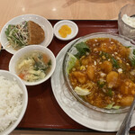 麒麟楼 - エビチリ定食 ※土・日・祝＋100円（税込 1,150円）評価＝△