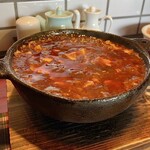 ダイニングキッチン　海里　1852 - 鉄鍋にグラグラ沸騰して提供される「激辛麻婆豆腐」