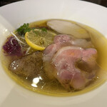 らー麺 れとろや - 手前　真ん中　上とチャーシューの色が違います！！　　　上のチャーシューが硬そうに見えますが　1番柔らか！！