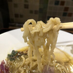 らー麺 れとろや - 麺はちぢれ麺