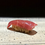 鮨 西崎 - 勝浦の本鮪。漬けにはしていません。
      旨味、弾力、香り、すべてのバランスが素晴らしい！