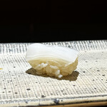 鮨 西崎 - 西崎さんのシグニチャー。
      本来は硬い身質で握りは向かないと言う白烏賊。
      薄〜く６枚重ねることで、その甘さを存分に楽しめる一カンに。