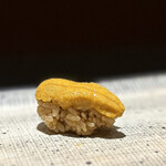 鮨 西崎 - こちらも、香り高く見事な紫雲丹。