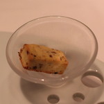 ア・ニュ ルトゥルヴェ・ヴー - アミューズ　(パルミジャーノと粒マスタードのサブレ)　(2013/07)