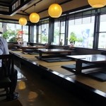 Kompira Udon - ランチの時間帯から少しずれた時間帯だったので店内には少し空席がありました、店内はテーブル席と小上がりのお座敷に分かれていました。
      
