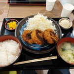 お肉屋さんの定食と丼 岩井畜産 - 粗挽き豚メンチカツ定食(680円)