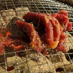 黒毛和牛一頭買い 焼肉行徳苑 - これの1.5倍くらいのと2倍くらいのと合計３塊
            公称200gに違わぬ感じ
            炭火で焼きながらハサミで切って食す
            めんどくさいような楽しいような