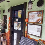 本格水餃子専門 瓦奉店 - 　　　　　　　　入り口付近