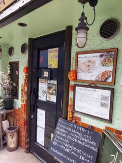 本格水餃子専門 瓦奉店 - 　　　　　　　　入り口付近