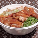 中華弁当&惣菜 美味屋 - 皮付き焼き豚と鶏肉の醤油煮(大)