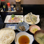 香海 - 本日のランチ“2品から平目の刺身・イワシの天ぷらを食べました。