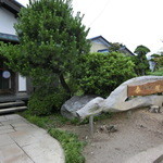 手打百藝 泰然 - 店の正面から　：　看板は流木でしょうか、洒落てますね。