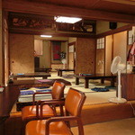 手打百藝 泰然 - 店内　：　古民家風の店造りですね。縁側からは可愛らしい中庭が見えます。