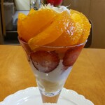 水信フルーツパーラーラボ - デコポンと苺のパフェ