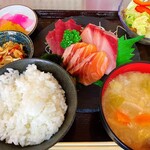 Kominka Izakaya T△Kuya - お刺身定食！美味しいお刺身に野菜たっぷりの具沢山お味噌汁がおいしかったです！