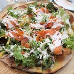 レストラン 木曜館 - ・「サーモンのサラダ仕立てピザ(¥1300→¥650)」