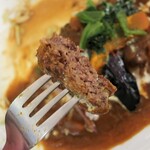 リュウ - ・「ランチハンバーグ カレーソース(¥1000)」のハンバーグ断面アップ。