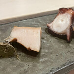 Sushikurusu - 蒸し鮑 肝、煮蛸