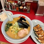 Yamaokaya - 醤油ラーメン大盛り　ライス　ギョーザ