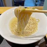 超純水採麺 天国屋 - 丼の縁の「ポン酢わさび」を付けて麺をいただきます