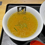 超純水採麺 天国屋 - 割りスープで割った「地鶏とびうお伊吹煮干白醤油」のスープ