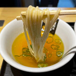 超純水採麺 天国屋 - 「地鶏とびうお伊吹煮干白醤油」のスープ