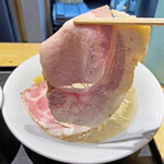超純水採麺 天国屋 - とても柔らかい薄手のチャーシューで、ローストポーク的な絶妙な火の通り方