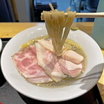 超純水採麺 天国屋 - 自家製麺の中細ストレート麺は超濃厚な「牡蠣昆布水」に浸っています