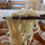 ワンタンメンの満月 酒田本店 - 麺は普通の太さ。