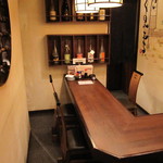 Murasaki - ちょっと変わった形のテーブル席。いつもと違う空間で楽しいひと時を。