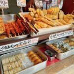 丸池製麺所 - 天ぷら類、おにぎりも
      わかりやすい値段表示と並べ方