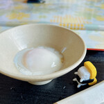 丸池製麺所 - お会計の時に
      小皿に割り入れてくれます