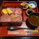 花大根 - あぶり和牛刺とろろ重（1350円）