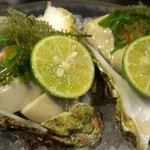 もりぐち - 2013年7月。天然岩牡蠣海ブドウ添え（1500円）。