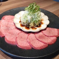 東京焼肉 黒木 - ネギたっぷりのタン