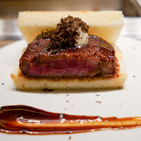 USHIGORO S. SHINJUKU - シャトーブリアンと黒トリュフカツサンド