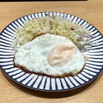 大衆食堂 てんぐホール - 目玉焼きキャベツ。